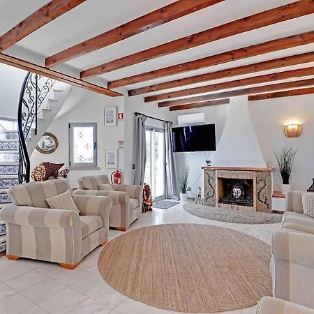 Beautiful Renovated Hilltop And Heated Pool