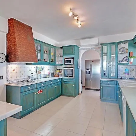 Beautiful Renovated Hilltop And Heated Pool וילה