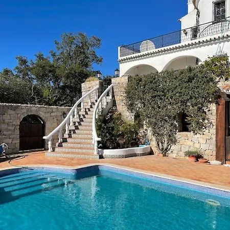 Beautiful Renovated Hilltop And Heated Pool