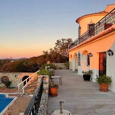 Beautiful Renovated Hilltop And Heated Pool 빌라