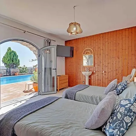 Beautiful Renovated Hilltop And Heated Pool 빌라